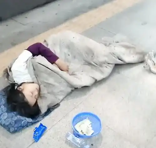 地铁隧道里的美女乞丐,崭新的水晶鞋和精致的脸,成千上万的网友哭了