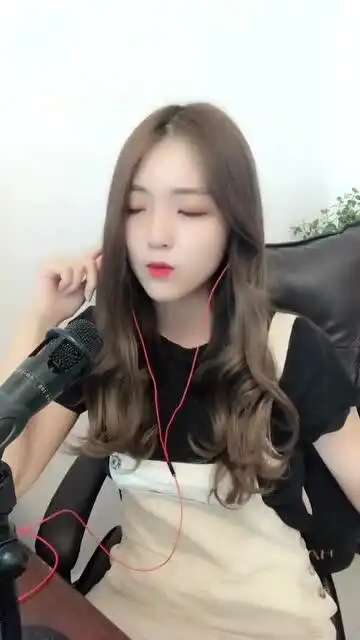 爆笑来袭爆笑来袭网上超火的一首歌,妹子翻唱起来毫无跑调,这歌声让人迷醉