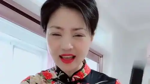 美女学唱河南坠子老龙王,表情甜美可人,越看越有意思