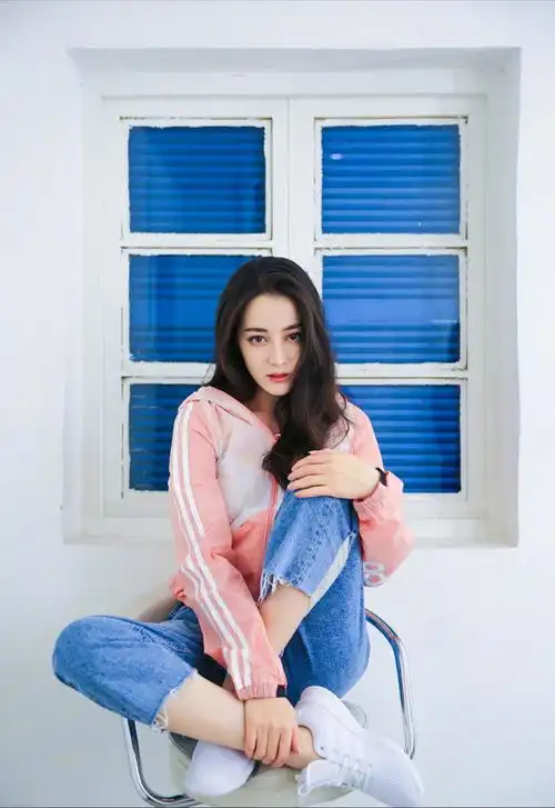 迪丽热巴晒土味表情包,小仙女也太接地气,私服搭配却美到惊艳