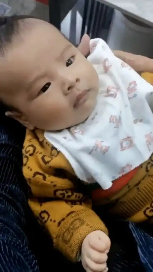 宝宝看到外公给委屈成这样,想哭不敢哭的表情看着真是让人想笑萌娃经纪人小微