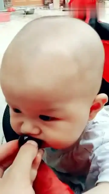 妈妈给宝宝第一次吃葡萄,宝宝的小表情厉害了