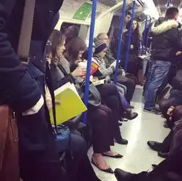 中国人地铁里玩手机,欧洲人看书背后真相让你绝对想不到乐雅轩大讲堂