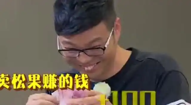 极限挑战王迅终于得到一次可以使用钱的机会,数钱的样子太搞笑了