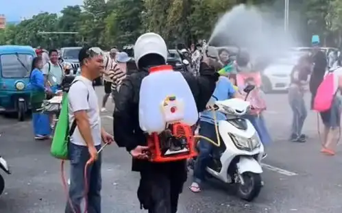 泼水节打架后续,高压水枪滋人引众怒,本人发声,事情果然不简单