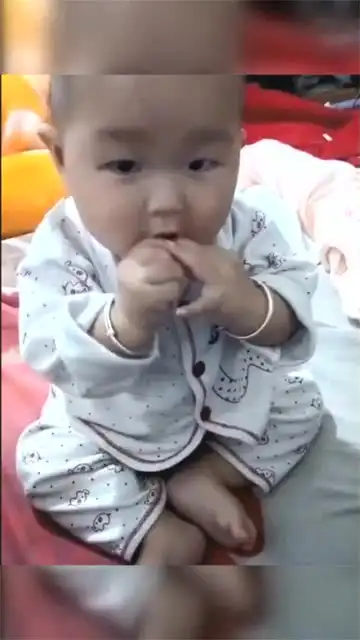 爸爸给了宝宝一瓣橘子,宝宝吃了一口被酸到了,这表情也是没谁了